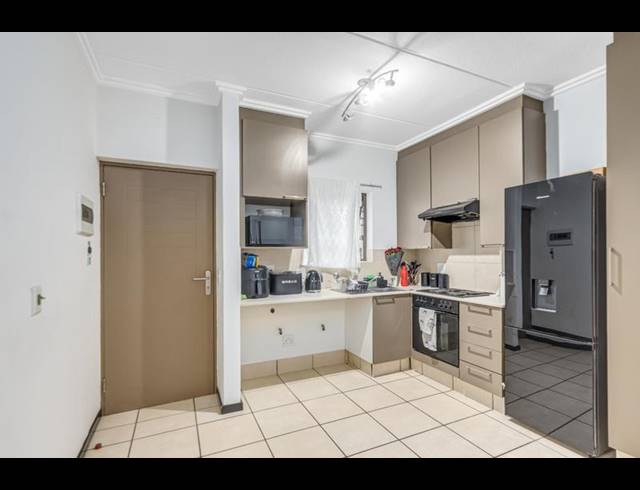 1 BEDROOM APARTMENT FOR SALE IN BRYANSTON